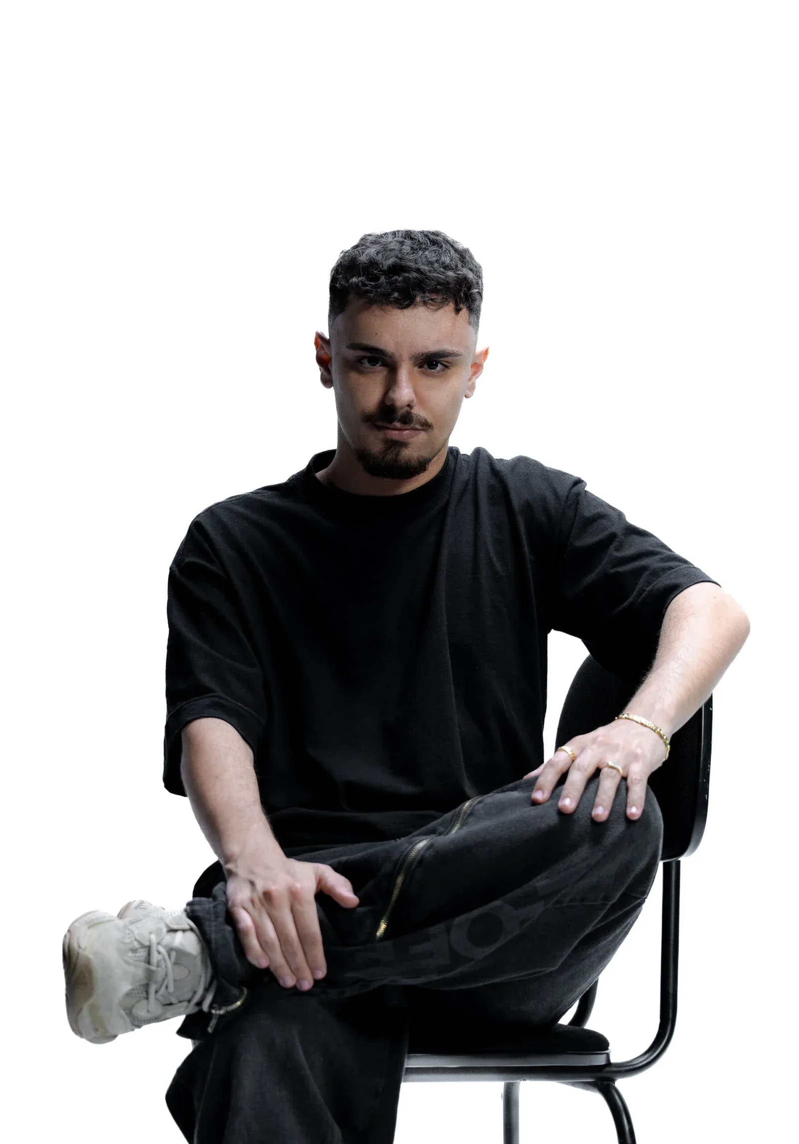 João Mainardi sentado, criador da TAKE-OFF